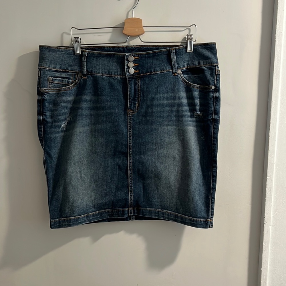 Torrid med blue denim skirt with functional pockets, size 18